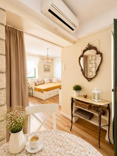 a living room with a bed and a mirror at Apartment Sulle scale in Piran