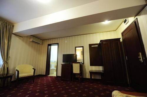 Μια τηλεόραση ή/και κέντρο ψυχαγωγίας στο Hotel Mondial - Baia