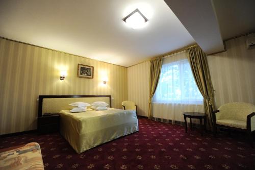 เตียงในห้องที่ Hotel Mondial - Baia