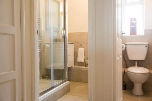 y baño con aseo y ducha acristalada. en BEST LOCATION Central London Zone 1 Large 3 bedroom near all Attractions, en Londres