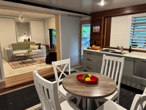Una cocina o kitchenette en The Sanctuary on William - Nature Reserve Hideaway