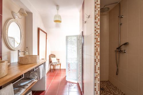 a bathroom with two sinks and a shower at Villa Béatrice - Piscine in Hochfelden