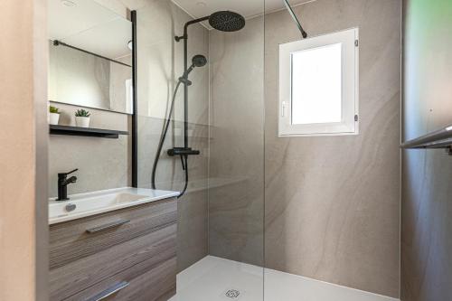 a bathroom with a shower and a sink at Villa du Lac - Conciergerieland in Soustons