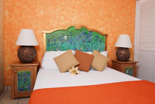 Un pat sau paturi într-o cameră la Hotel & Suites Galeria