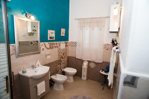 パレルモにあるA Casa Di Lillyのバスルーム(トイレ、洗面台付)
