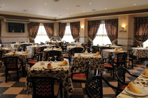 a dining room with tables and chairs in a restaurant at Hotel Frijon in Aceuchal
