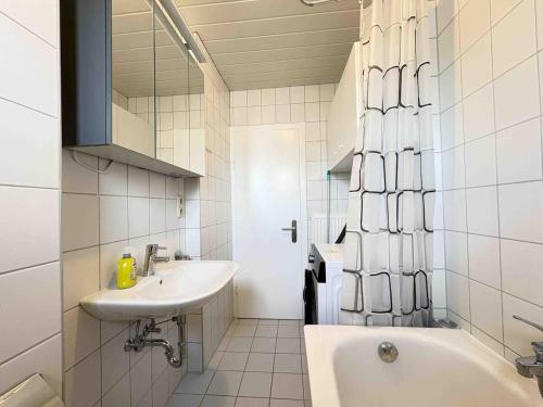 a bathroom with a sink and a tub and a shower at LEU111 komfortable Monteurwohnung in Leuchtenberg