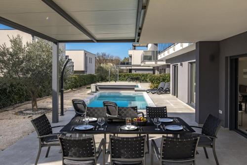 Villa Centinera with Private Pool - Happy Rentals