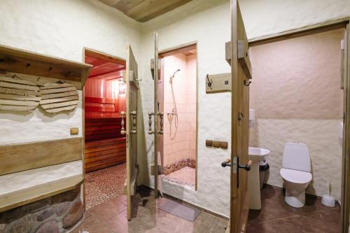 Vonios kambarys apgyvendinimo įstaigoje Guest House and camping Jurmala
