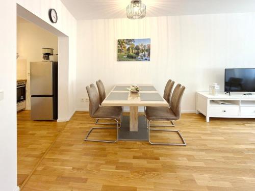 a dining room with a table and chairs at Altstadtidyll in Lübbenau