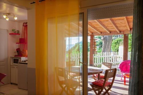a kitchen and dining room with a table and chairs at Les Terrasses Levantines in Île du Levant