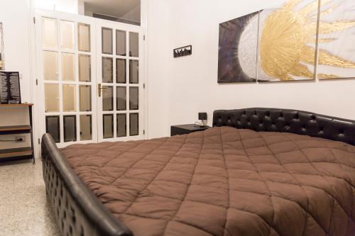 1 dormitorio con 1 cama grande en una habitación en Metropolitan b&b, en Bari