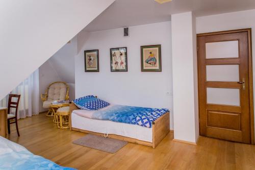 sypialnia z łóżkiem i drzwiami w pokoju w obiekcie Zacisza Tetmajera w Zakopanem