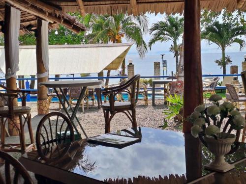Gallery image of Artistic Beach Resort in Maricalom