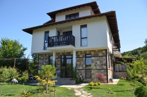 Κήπος έξω από το Apartment Zapovedni Rai