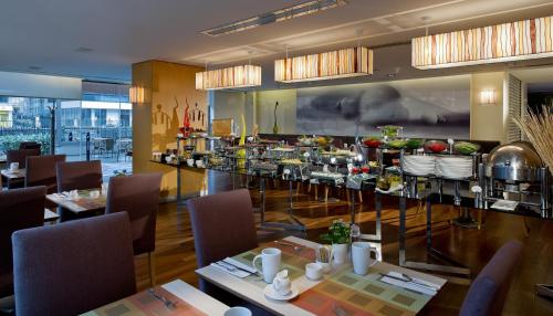イスタンブールにあるディバン イスタンブール シティのレストラン内のテーブルと椅子のあるダイニングルーム