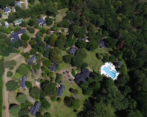 an overhead view of a park with a house and trees at Cabañas Am Bach in Villa General Belgrano