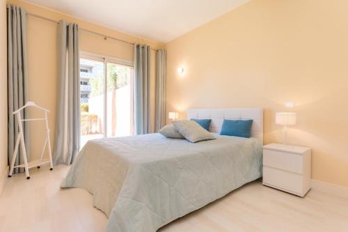 1 dormitorio con cama y ventana grande en Paradise Apartment, en Portimão