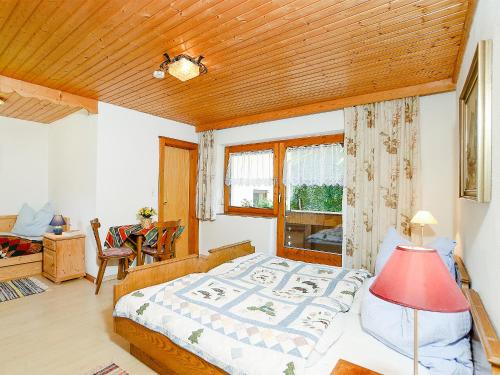 een slaapkamer met een bed en een houten plafond bij Ferienwohnung in Fügen im Zillertal - A 258.004 in Kapfing
