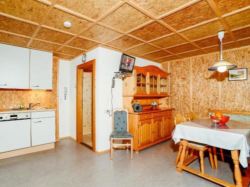 een keuken met een tafel en stoelen in een kamer bij Ferienwohnung in Fügen im Zillertal - A 258.004 in Kapfing