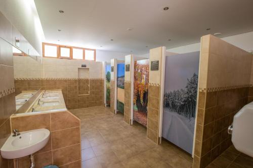 bagno con lavandino e servizi igienici di Micro Cabana Rotativa a Bragança
