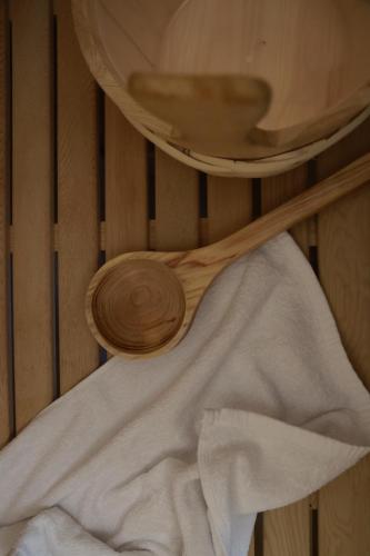 a wooden spoon sitting on top of a towel at Casa DiMont Sauna & Relax in Salino