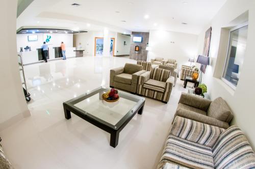 a living room with couches and a coffee table at Hotel Diego de Almagro Curicó in Curicó