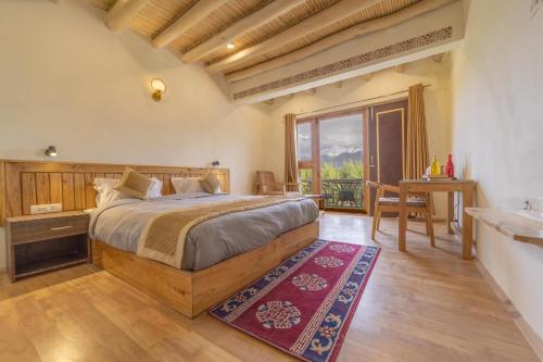 a bedroom with a bed and a table and a window at Indus County in She