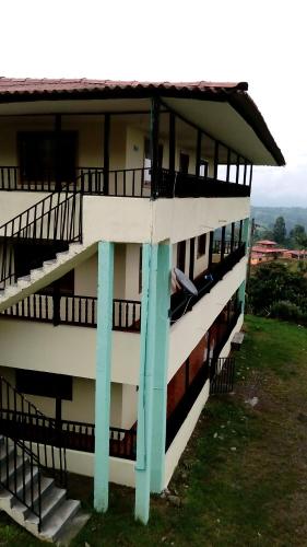 a building with stairs on the side of it at Alojamiento Rural Bellavista in Filandia