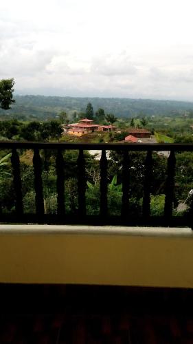 a window with a view of a field of grass at Alojamiento Rural Bellavista in Filandia