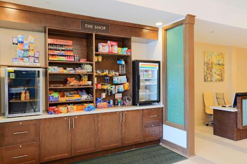 Кухня или мини-кухня в Wyndham Garden Kenosha Harborside
