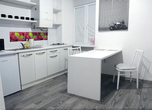 Кухня або міні-кухня у Comfortable apartament in the centr