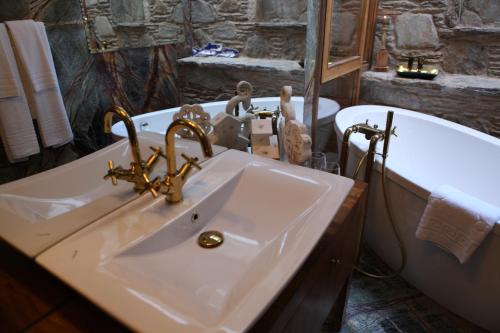 a bathroom with a sink and a bath tub at Ibri Hotel in Selcuk