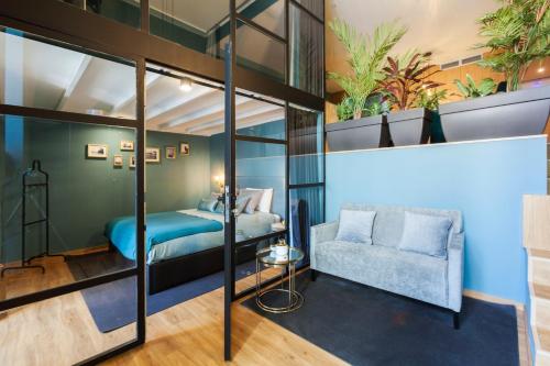 Zimmer mit einem Bett und einem Stuhl in der Unterkunft Abbey Apartments City Center in Porto