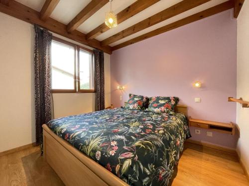 a bedroom with a bed and a window at Biena in Musculdy