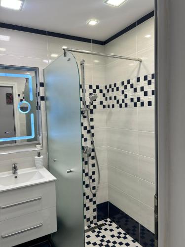a bathroom with a shower and a sink at Familienapartment am Strand in Primorsko in Primorsko
