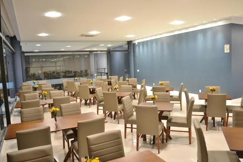 Restorāns vai citas vietas, kur ieturēt maltīti, naktsmītnē Villa Premium Hotel