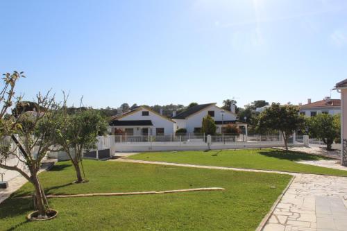 Seriz Beach House - Family Villa with Pool, BBQ & Garden Near the Beach