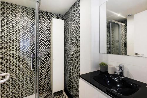 a bathroom with a black sink and a shower at Coração do Mar by OCvillas in Albufeira