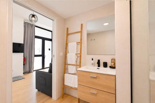 Caracol - Entire Apt - Near Beach and Stadium by Río Turia Apartments
