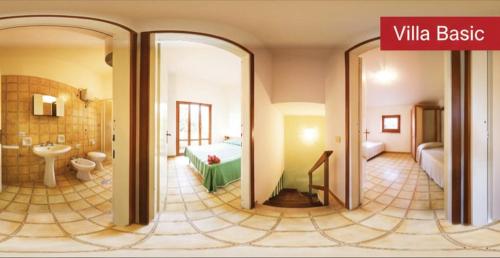 ein Badezimmer mit einem Zimmer, das ein Schlafzimmer und ein Badezimmer mit Spiegel enthält in der Unterkunft Villaggio Cala Verde in Copanello