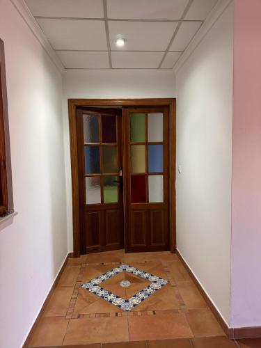 an empty room with a door and a tile floor at Casa Carmen II in Montoro