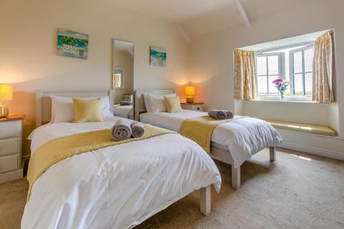 a bedroom with two beds and a window at 3 Bed in The Lizard oc-treno in Lizard
