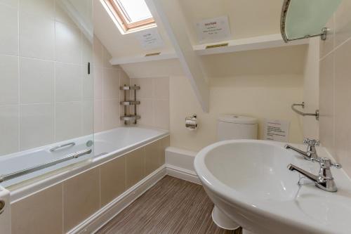a bathroom with a sink and a bath tub at 3 Bed in The Lizard oc-treno in Lizard