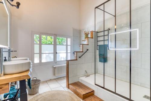 a bathroom with a shower and a sink at Chambre D'hôtes Le Moulin in Balaruc-le-Vieux
