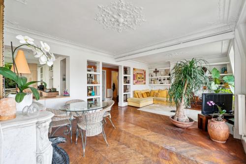 Large Haussmannian Apartment - Heart of Paris