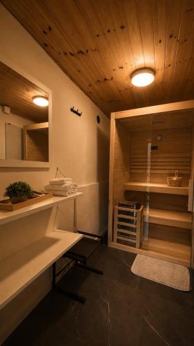 a bathroom with a counter and a desk in a room at Casa DiMont Sauna & Relax in Salino