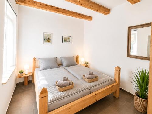 a bedroom with a bed with two baskets on it at Spreewald Błota Jéwa Ferienwohnung mit Terrasse und Parkplatz in Lübbenau
