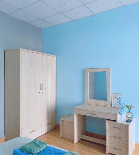 a bedroom with a bed and a dresser and a mirror at Bọt Biển Homestay Mũi Né in Ấp Khánh Phước (1)