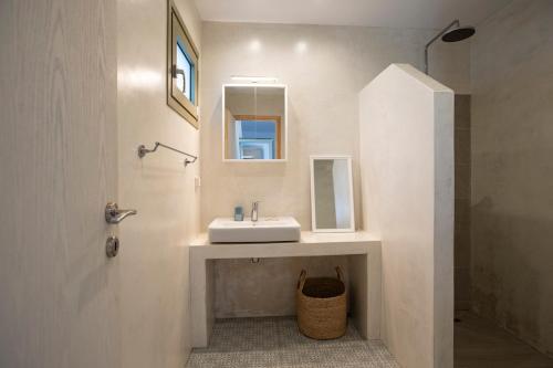 a bathroom with a sink and a mirror at Topos Patela in Kalithies